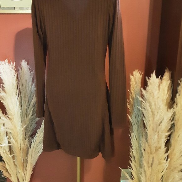 Large Ribbed Body Hugging Dress - Picture 7 of 7